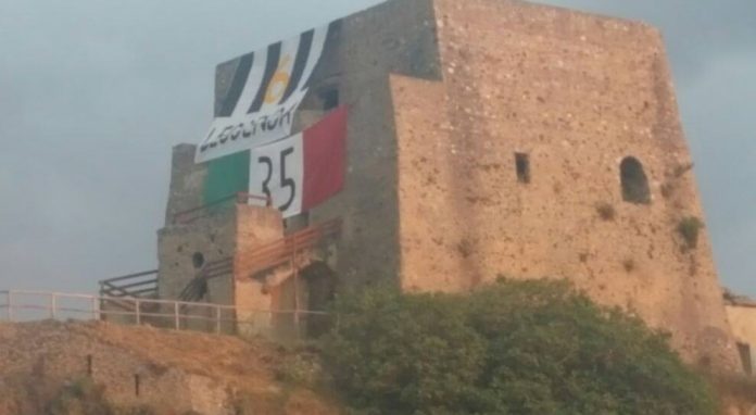 Lettere alla redazione | 'Torre Talao, da simbolo di Scalea a vela pubblicitaria... grazie ai chiodi'