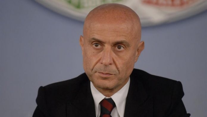 Sconcerto all'Unical: professore rivolge domanda sul precariato a Minniti, accerchiato e cacciato dall'aula dalla polizia