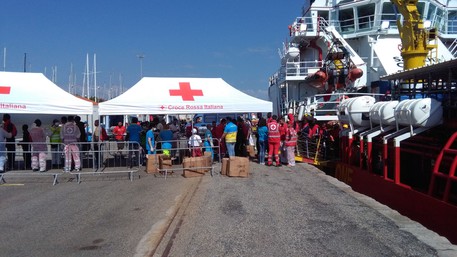 Calabria | Altro giorno, altro sbarco: a Crotone arrivano altri 507 migranti soccorsi in mare