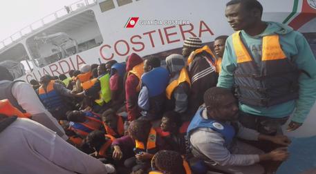 Vibo Valentia | Nave con 1223 migranti, a bordo un centinaio di minori, 30 donne incinte e un morto