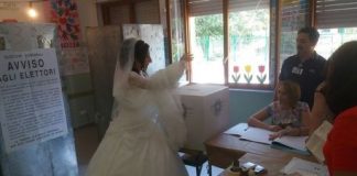 Calabria | Si reca alle urne subito dopo il sì, neo sposa vota in abito bianco tra lo stupore generale