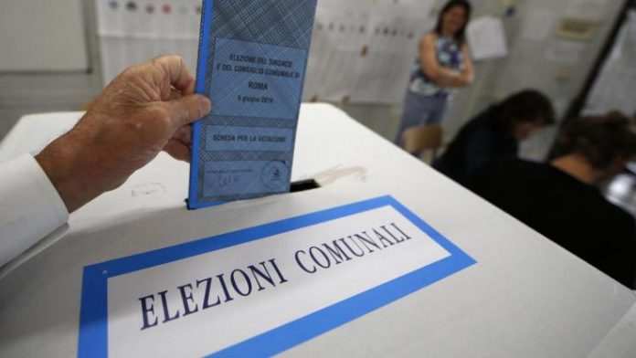 Catanzaro | Fotografa voto con smartphone all'interno della cabina, denunciato