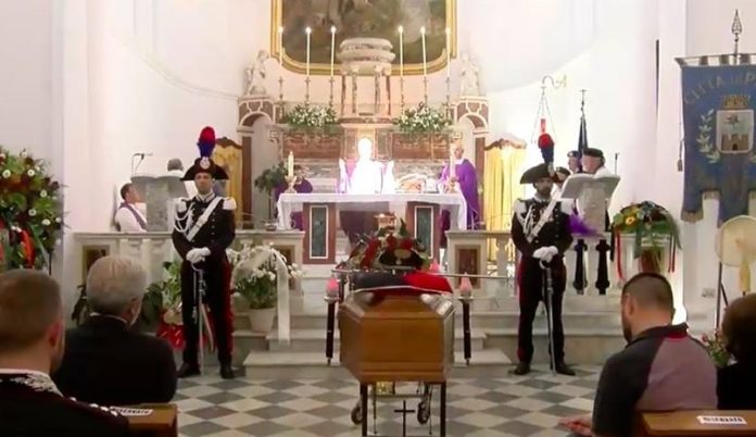 Calabria | Suicidio del maresciallo Paolo Fiorello, le strazianti immagini del funerale - IL VIDEO