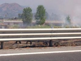 Scalea (Cs) | Incendio nei pressi dell'accampamento nomadi, bruciano copertoni: aria cupa e irrespirabile