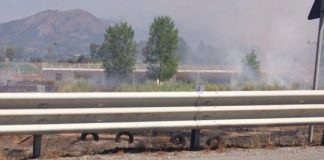 Scalea (Cs) | Incendio nei pressi dell'accampamento nomadi, bruciano copertoni: aria cupa e irrespirabile