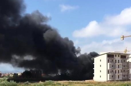 Lamezia (Cz) | In prossimità dell'ospedale bruciano eternit e pneumatici, allarme per cittadini e ambiente