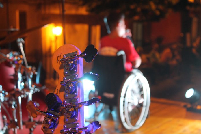 La disabilità, le pacche sulle spalle e le occasioni perse: meno male che c'è la musica