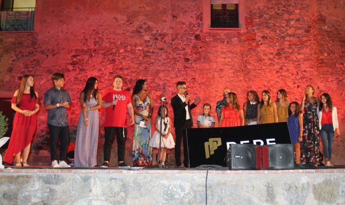 Notte di note a Scalea, tripudio di colori e talenti per uno spettacolo in ricordo di chi non c'è più
