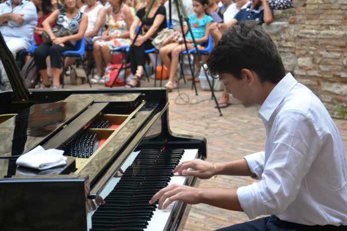 Scalea, Il giovane Lorenzo Maria Aronne nel cast del festival 