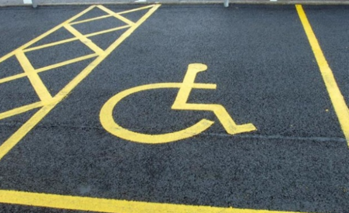 Occupazione parcheggi per disabili, multe poco efficienti: basterebbe il buon senso