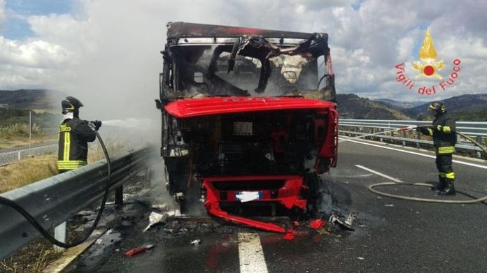 Tir prende fuoco sulla SS 280, autista riesce a mettersi in salvo