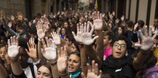 Catalogna, sciopero generale contro le violenze della polizia