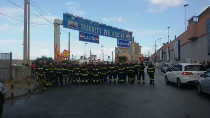 Protesta dei vigili del fuoco, disagi Villa San Giovanni