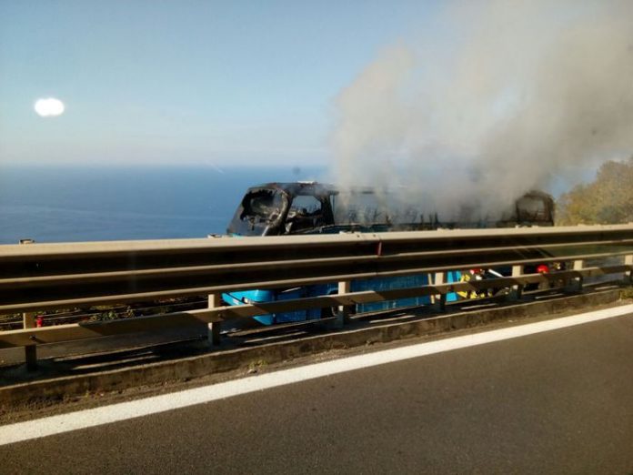 Pullman in fiamme sull'autostrada A2: passeggeri riescono a mettersi in salvo