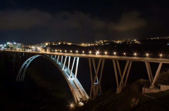 Catanzaro: sta per buttarsi dal ponte, carabinieri lo salvano con una catena umana