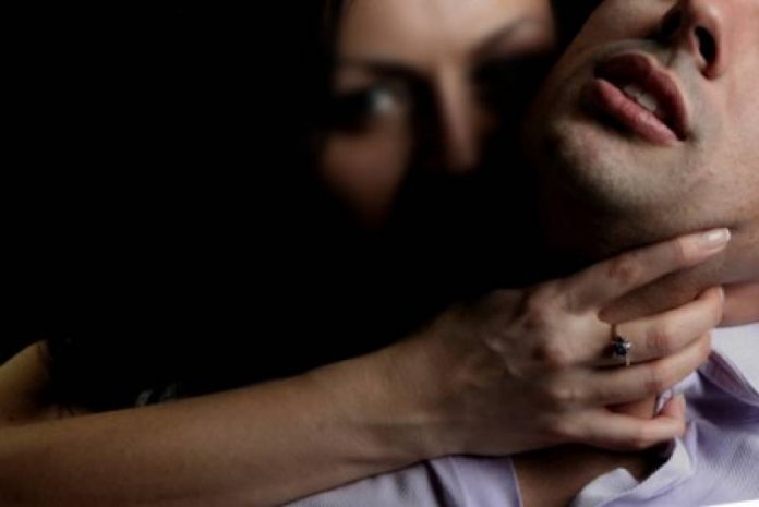 Abusati sessualmente, privati del sonno e umiliati: gli uomini vittime delle donne