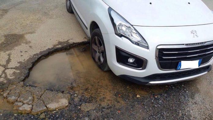 Scalea, la disavventura di una donna rimasta incastrata con la sua auto in una buca
