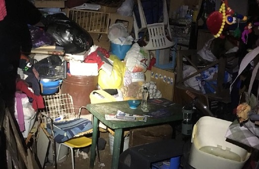 Calabria, abusava sessualmente della compagna rinchiusa in baracca fatiscente: le foto