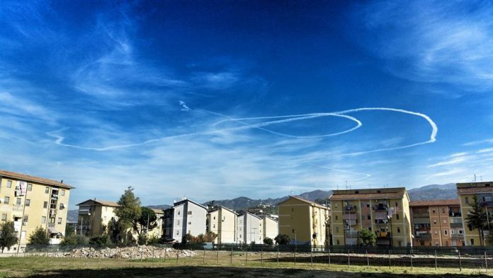 Continuano gli strani voli sui cieli calabresi, le immagini pubblicate ieri dalla rete