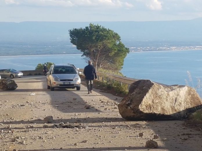 Calabria, caduta massi su strada provinciale: tragedia sfiorata