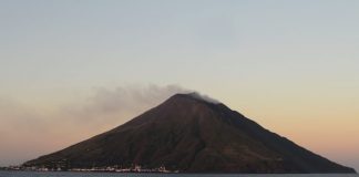 Stromboli, il vulcano trema ancora, Ingv: «Sequenza esplosiva per tre minuti»