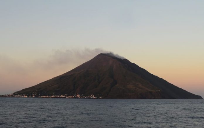 Stromboli, il vulcano trema ancora, Ingv: «Sequenza esplosiva per tre minuti»