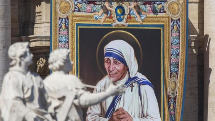 Il libro di Gianluigi Nuzzi: «Madre Teresa aveva un maxi-conto allo Ior»