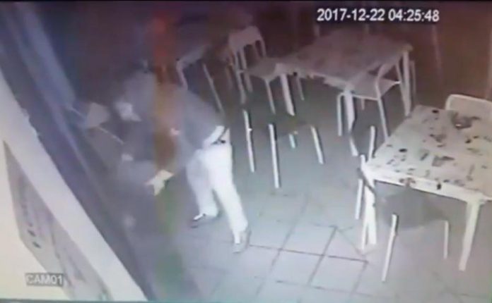 [VIDEO] Alto Tirreno, malvivente tenta di incendiare un bar a Grisolia: le immagini drammatiche
