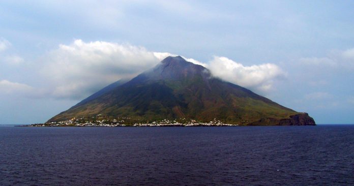 Stromboli, è ancora allerta gialla: registrate variazioni dei parametri sismici