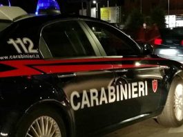 Notte di fuoco in Calabria: colpi di pistola contro diversi mezzi, incendiati un'auto e un portone