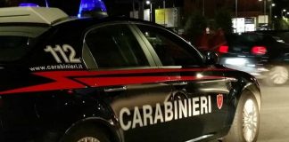 Notte di fuoco in Calabria: colpi di pistola contro diversi mezzi, incendiati un'auto e un portone