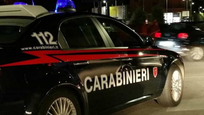 Notte di fuoco in Calabria: colpi di pistola contro diversi mezzi, incendiati un'auto e un portone