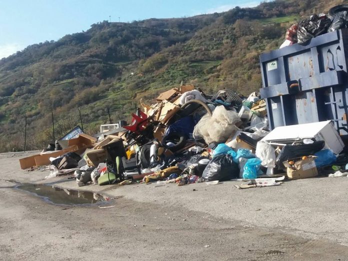 [FOTO] Verbicaro, denunce inutili: quintali di rifiuti lasciati incustoditi a terra