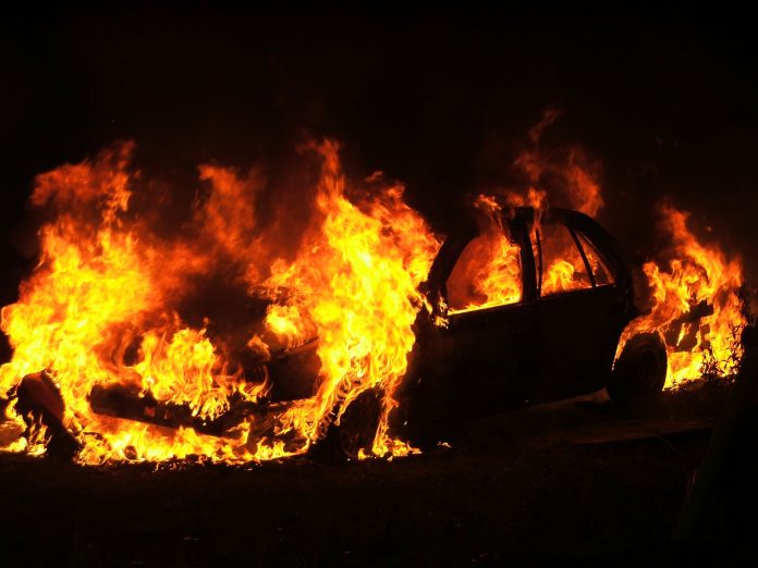 Praia a Mare, nella notte incendio presumibilmente doloso distrugge tre auto
