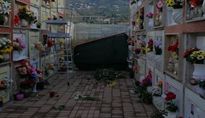 Praia a Mare, il dolore delle mamme: «I nostri figli al cimitero in condizioni pietose»