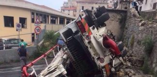 Tragedia sfiorata a Belvedere, mezzo si ribalta nei pressi dell'istituto Magistrale