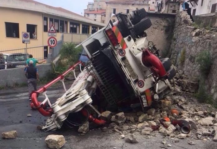 Tragedia sfiorata a Belvedere, mezzo si ribalta nei pressi dell'istituto Magistrale