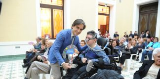 Premiato a Reggio Calabria Daniele Chiovaro, il giovane in carrozzina che dipinge con la bocca