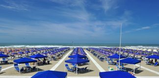 Alto Tirreno, imprenditori alla disperata ricerca di lavoratori estivi: meglio se in nero e sottopagati