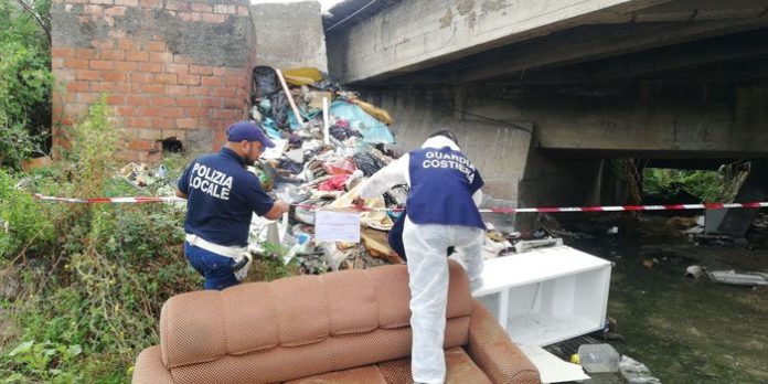 A Brancaleone sequestrata una discarica abusiva di rifiuti