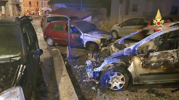 Catanzaro, nella notte sei auto distrutte dalle fiamme nel quartiere Gagliano