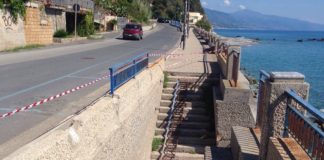 Acquappesa, crolla ringhiera sul lungomare: due persone finiscono in ospedale