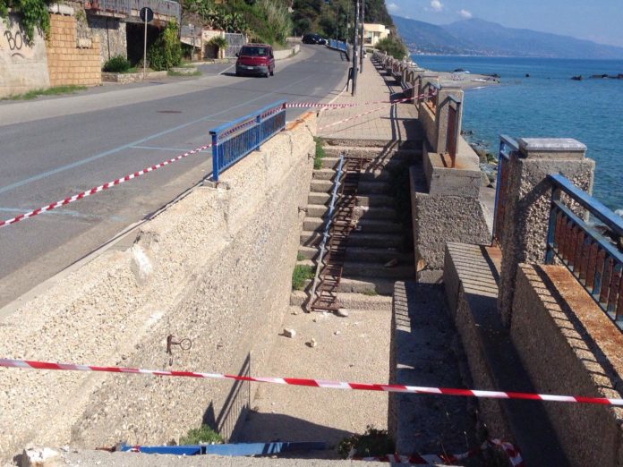 Acquappesa, crolla ringhiera sul lungomare: due persone finiscono in ospedale