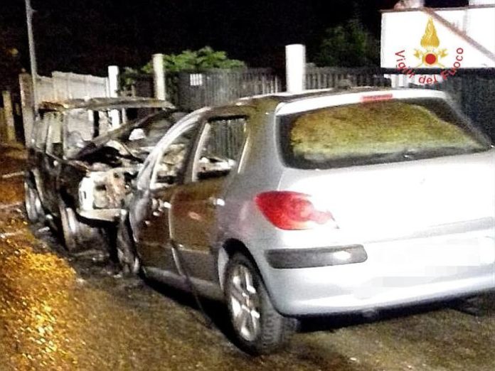 Borgia, due auto in fiamme nella notte: non si esclude nessuna ipotesi