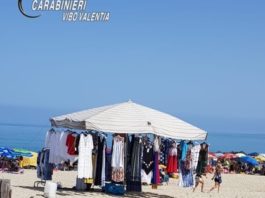 Pizzo, occupano spiaggia per vendere: denunciati