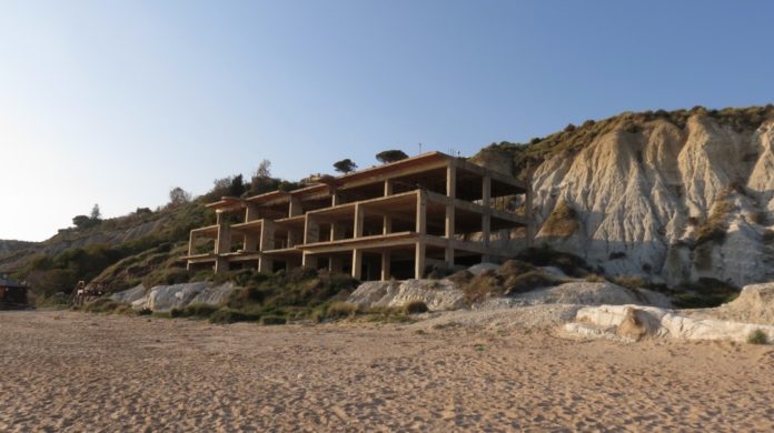 Spiagge calabresi: viaggio tra cementificazione selvaggia e monumenti alla stupidità