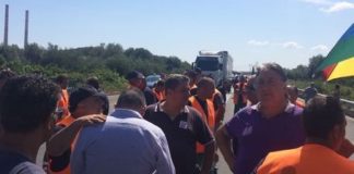Aspettano due mensilità, 150 dipendenti della Ecoross bloccano la statale 106