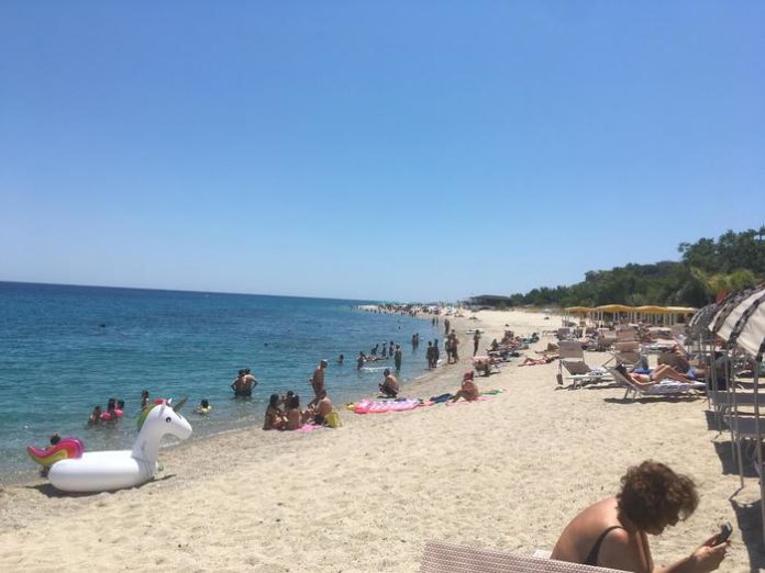 In Calabria finalmente è estate: spiagge affollate, turisti anche in Sila e Aspromonte