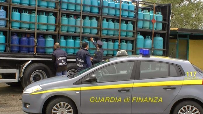 Paola, sequestrati 650 chili di Gpl in bombole potenzialmente esplosive
