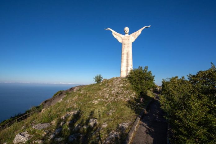 Turisti imbrattano il 'Cristo' di Maratea: denunciati